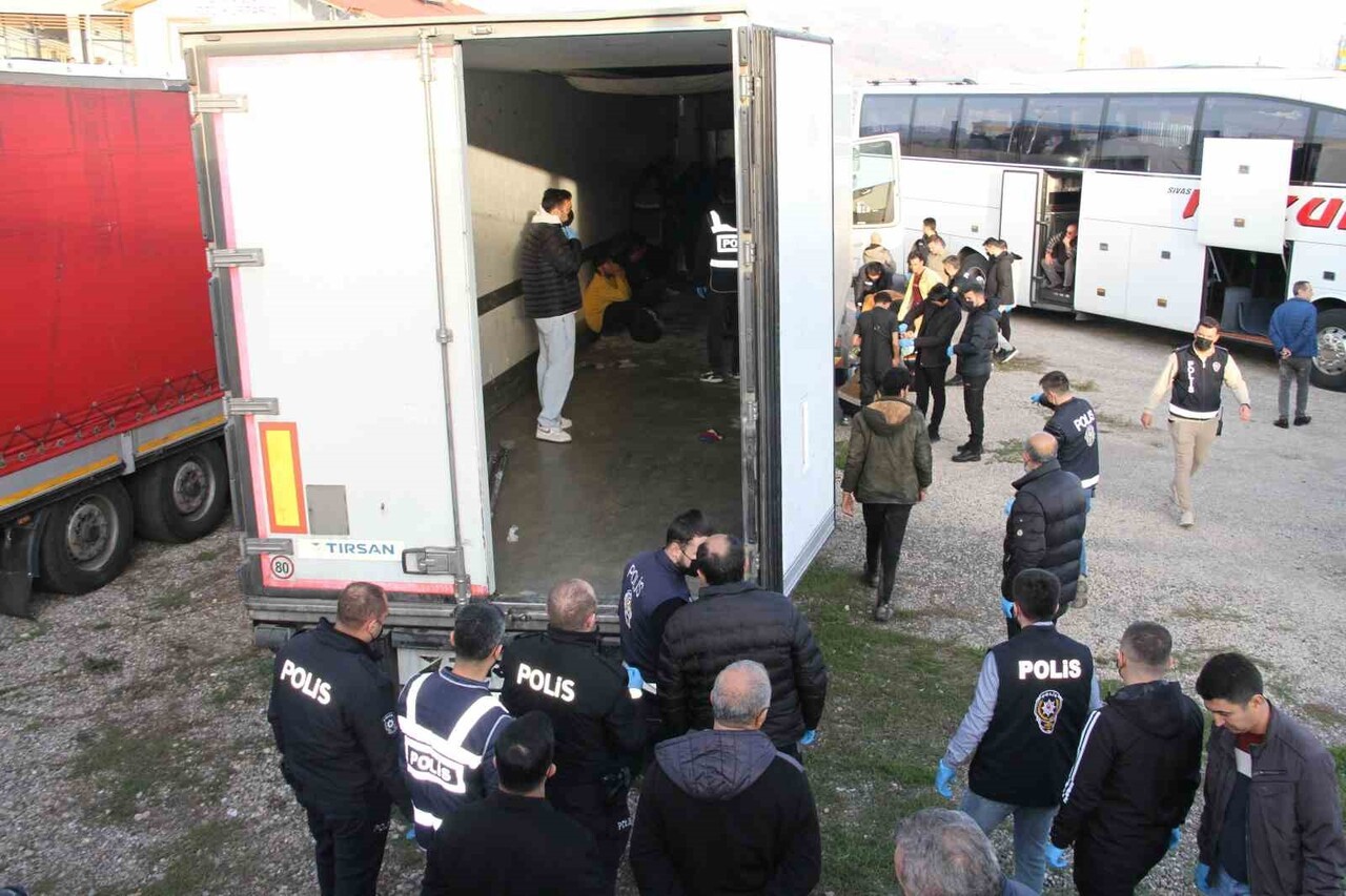 SİVAS’IN SUŞEHRİ İLÇESİNDE ARAMA YAPILAN TIRIN DORSESİNDE GİZLENMİŞ 28 KAÇAK GÖÇMEN...