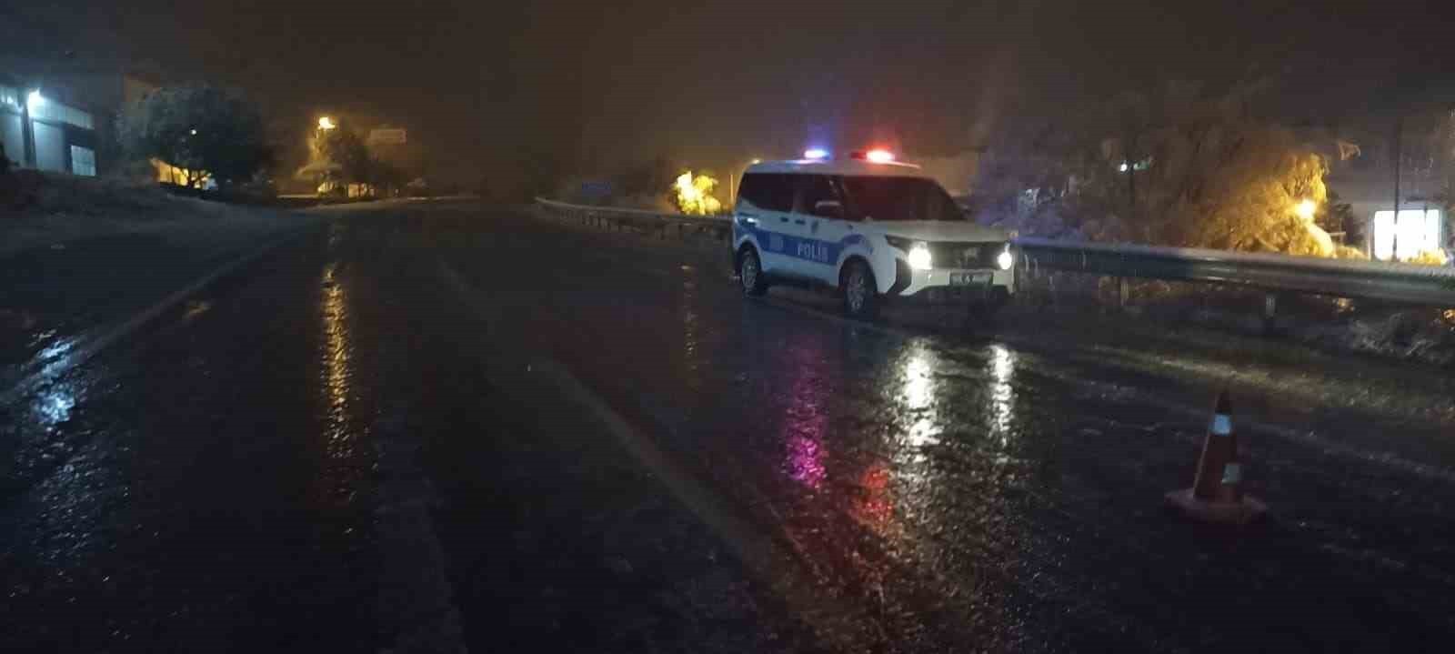 SİVAS’TA AKŞAM SAATLERİNDE ETKİSİNİ ARTIRAN YOĞUN KAR VE TİPİ HAYATI OLUMSUZ ETKİLEDİ. KENTTE BAZI...