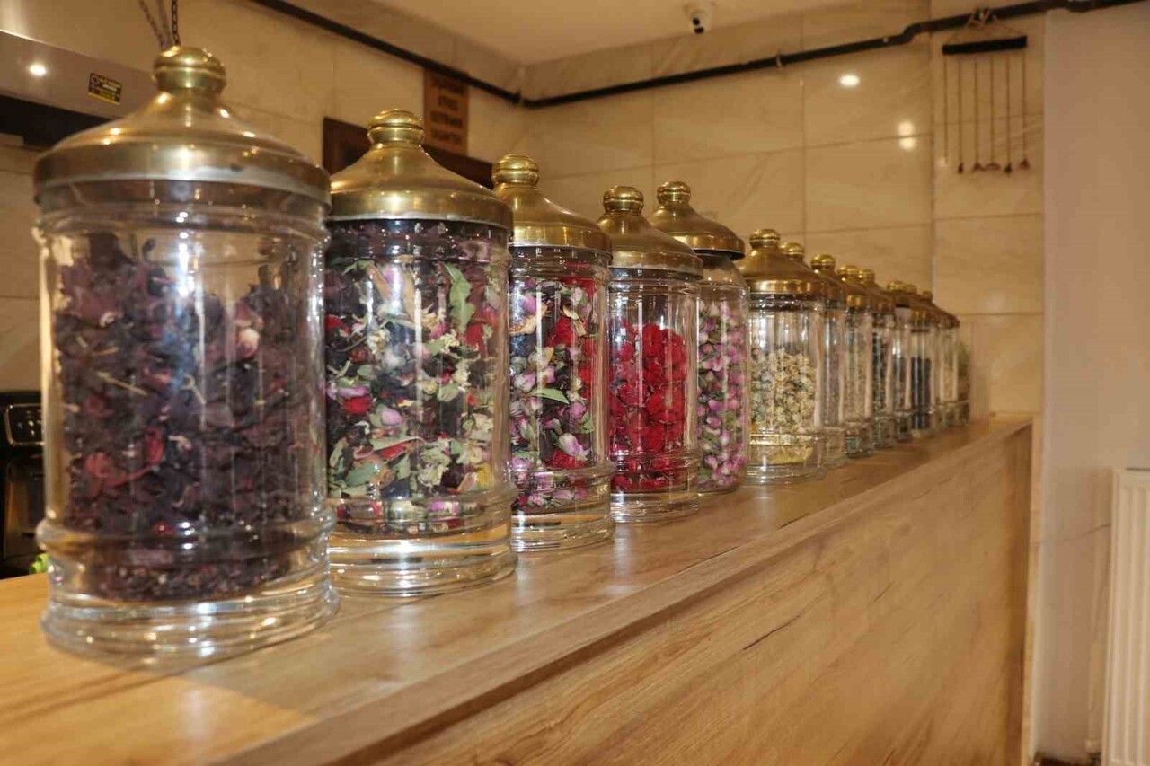 SİVAS’TA BİR KAFEDE HAZIRLANAN 50 FARKLI BİTKİ ÇAYI, MÜŞTERİLER VE İŞLETMECİNİN ORTAK KARARIYLA...