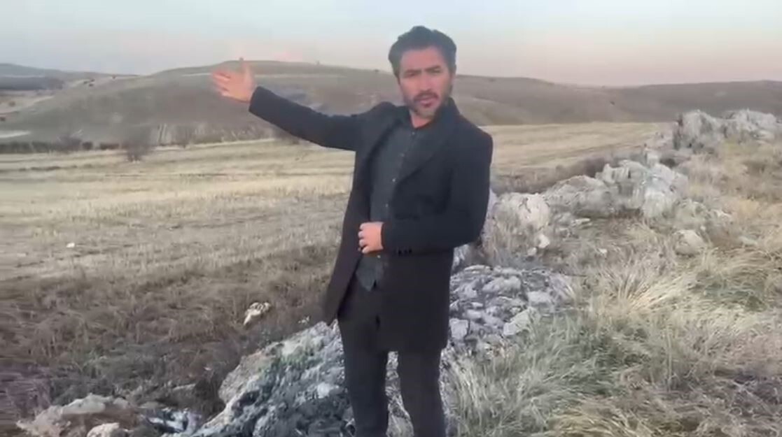 SİVAS’TA BOZKIRIN ORTASINDA KARACA GÖRÜNTÜLENDİ. CEP TELEFONU KAMERASINA YANSIYAN KARACA, BİR SÜRE...