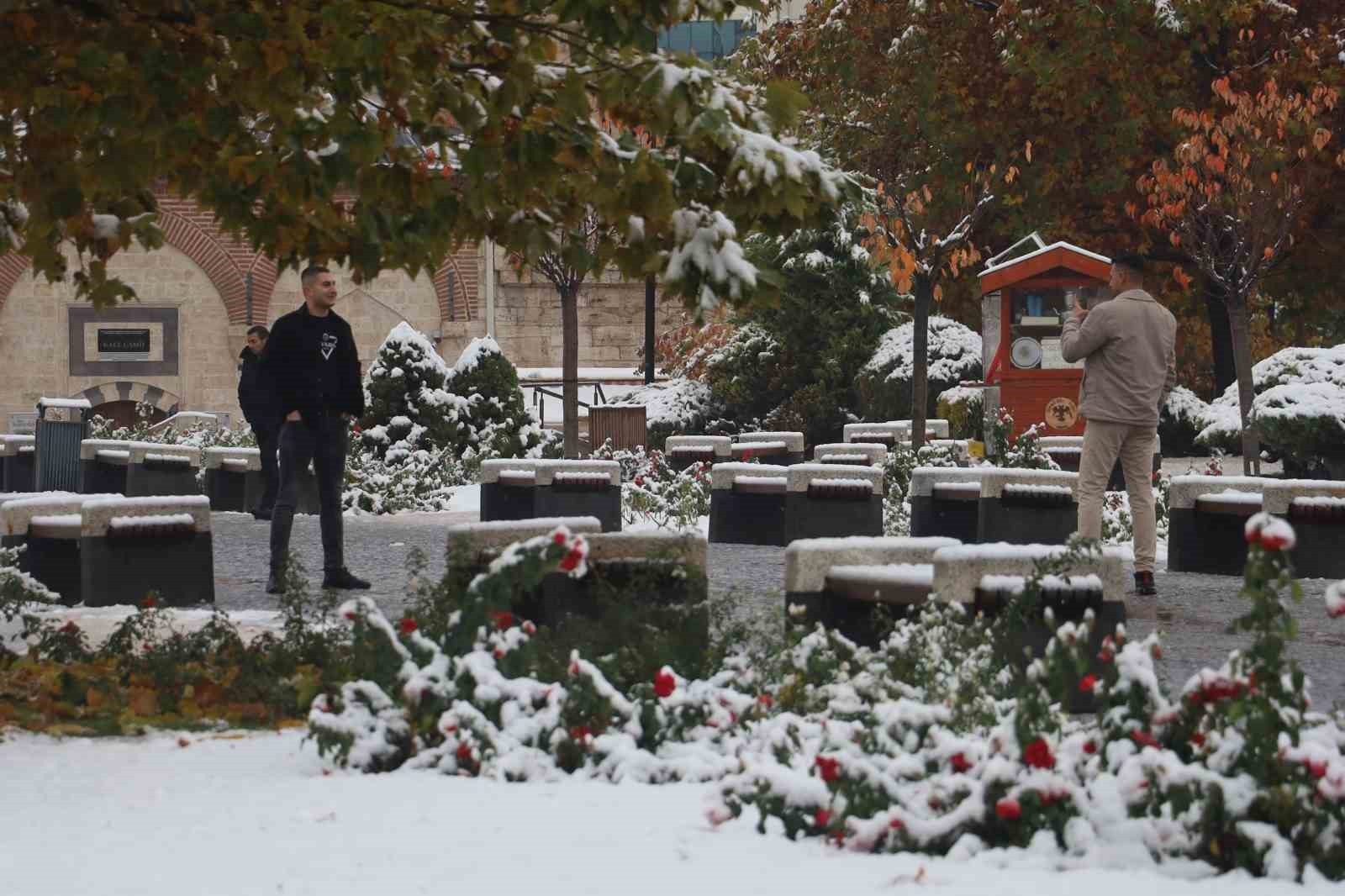 SİVAS’TA DÜN SABAH SAATLERİNDE BAŞLAYAN KAR, GECE SAATLERİNDE DE ETKİSİNİ ARTIRARAK DEVAM EDİNCE...