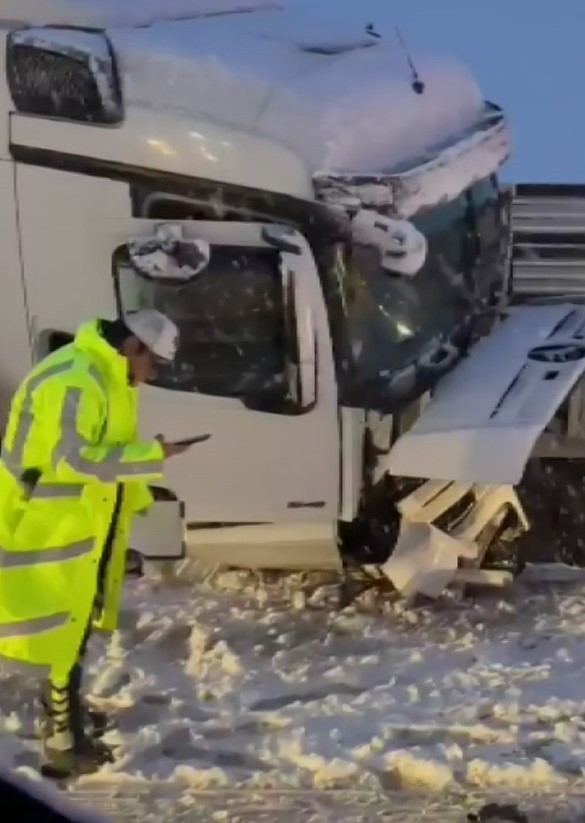 SİVAS’TA ETKİSİNİ ARTIRAN KAR VE TİPİ, BERABERİNDE KAZALARI GETİRDİ. 2 TIR VE OTOMOBİLİN KARIŞTIĞI...