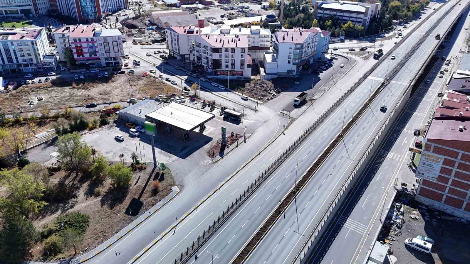 SİVAS’TA HİZMETE AÇILAN VİYADÜK SONRASI, KARAYOLUNDAN YAN YOLA GİRİŞLER KAPATILINCA BİR ÇOK İŞ...