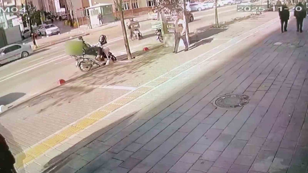 SİVAS’TA İKİ MOTOSİKLETİN ÇARPIŞMASI SONUCU MEYDANA GELEN KAZADA İKİ SÜRÜCÜ YARALANDI. SÜRÜCÜLER...