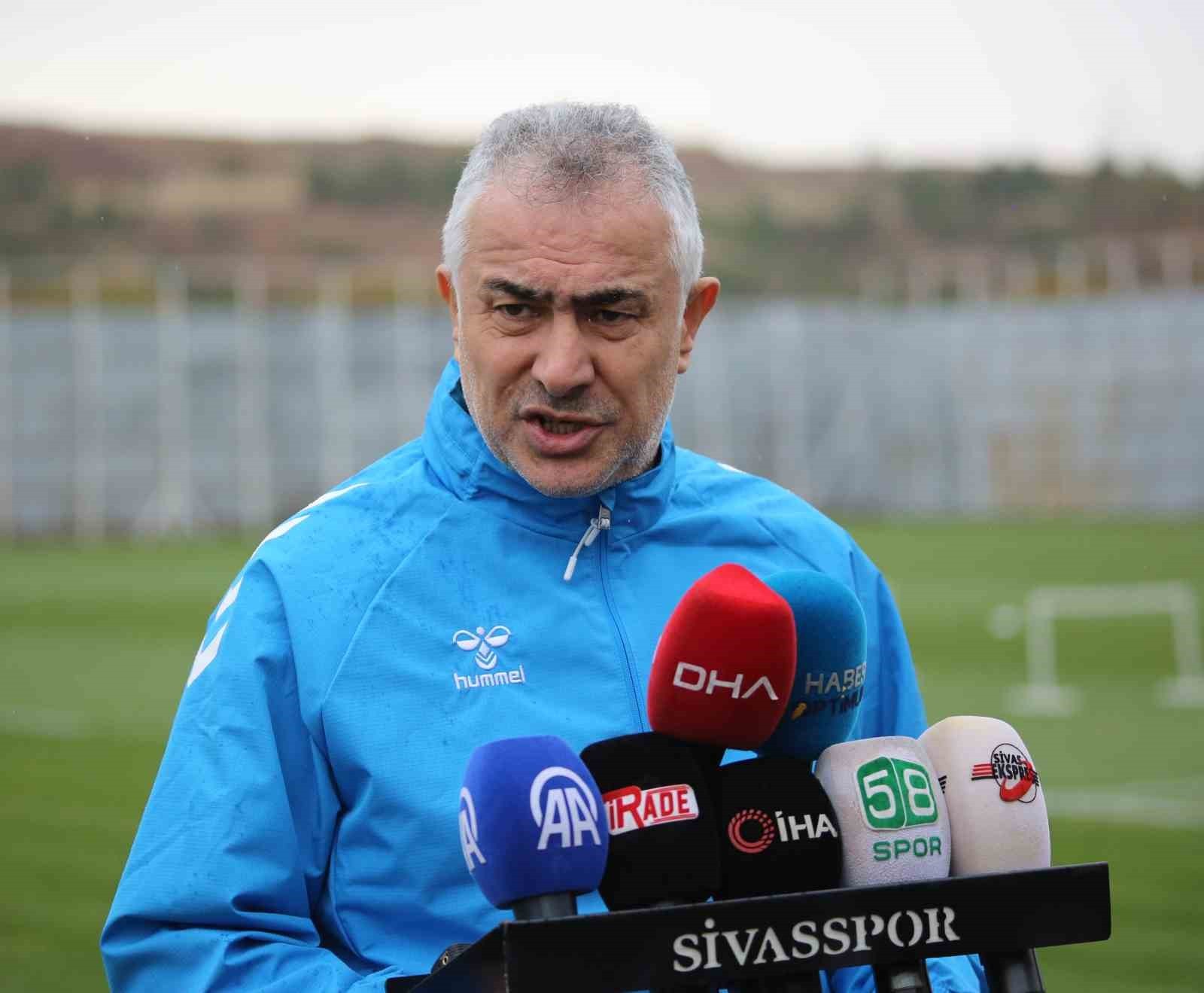 SİVASSPOR TEKNİK DİREKTÖRÜ MEHMET ALTIPARMAK, ANTRENMAN ÖNCESİ BASIN MENSUPLARININ SORULARINI...