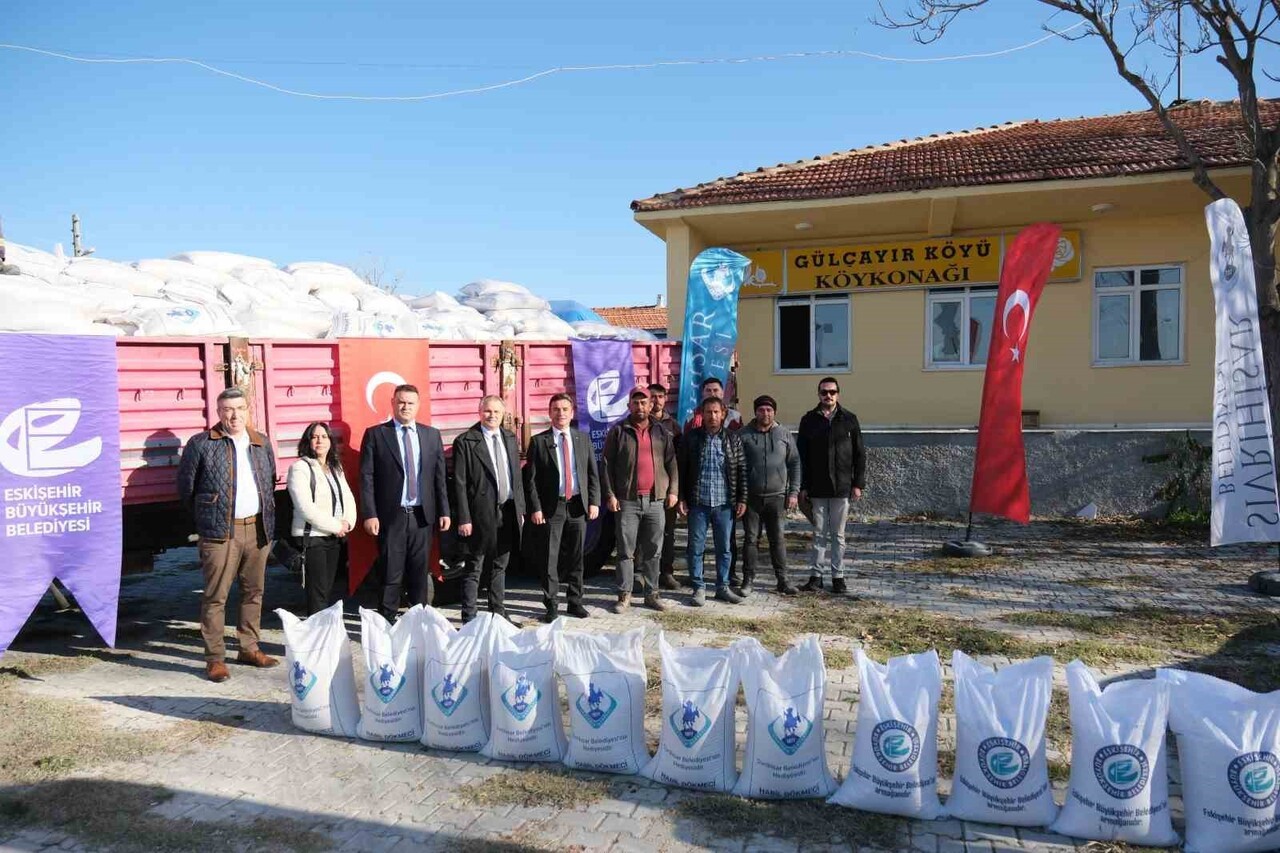 SİVRİHİSAR'DA BELEDİYEYE AİT TARIM ARAZİLERİNDE HASADI YAPILAN ARPA, YEMLİK VE TOHUMLUK OLARAK...