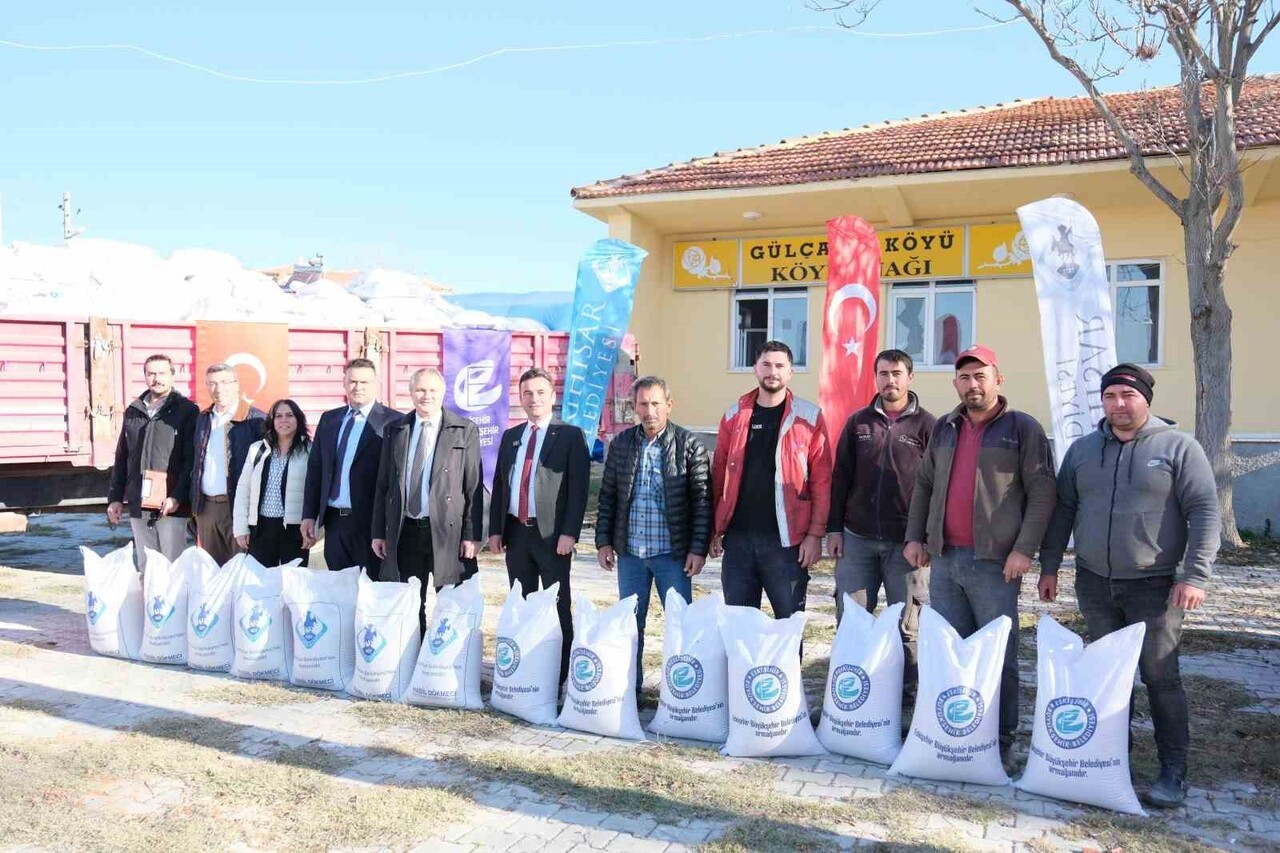 SİVRİHİSAR'DA BELEDİYEYE AİT TARIM ARAZİLERİNDE HASADI YAPILAN ARPA, YEMLİK VE TOHUMLUK OLARAK...