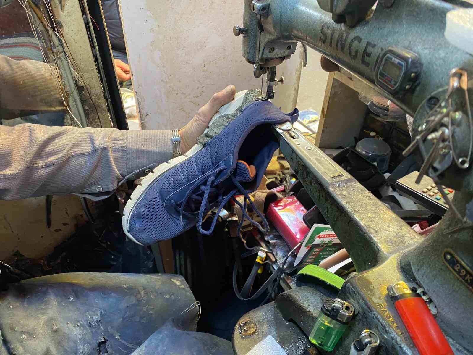 SOĞUK HAVALARIN GELMESİYLE KIŞLIK AYAKKABI TELAŞI BAŞLADI. TAMİRCİ ESNAFI, HER AYAKKABININ TAMİR...