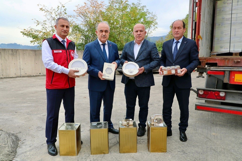 (SOLDAN SAĞA) İL TARIM VE ORMAN MÜDÜRÜ BAYRAM AY, ORDU VALİ MUAMMER EROL, ORDU ARI YETİŞTİRİCİLERİ...