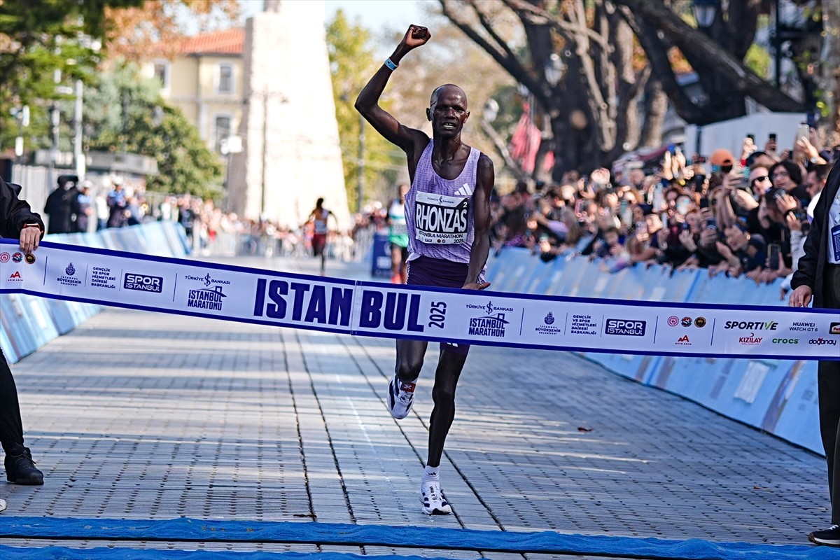 Spor İstanbul tarafından düzenlenen Türkiye İş Bankası 47. İstanbul Maratonu'nu erkeklerde Kenyalı...