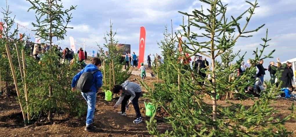 SUBÜ’NÜN 6 ÖĞRENCİ TOPLULUĞU, 11 KASIM MİLLİ AĞAÇLANDIRMA GÜNÜ ÇERÇEVESİNDE DÜZENLENEN ETKİNLİĞE...