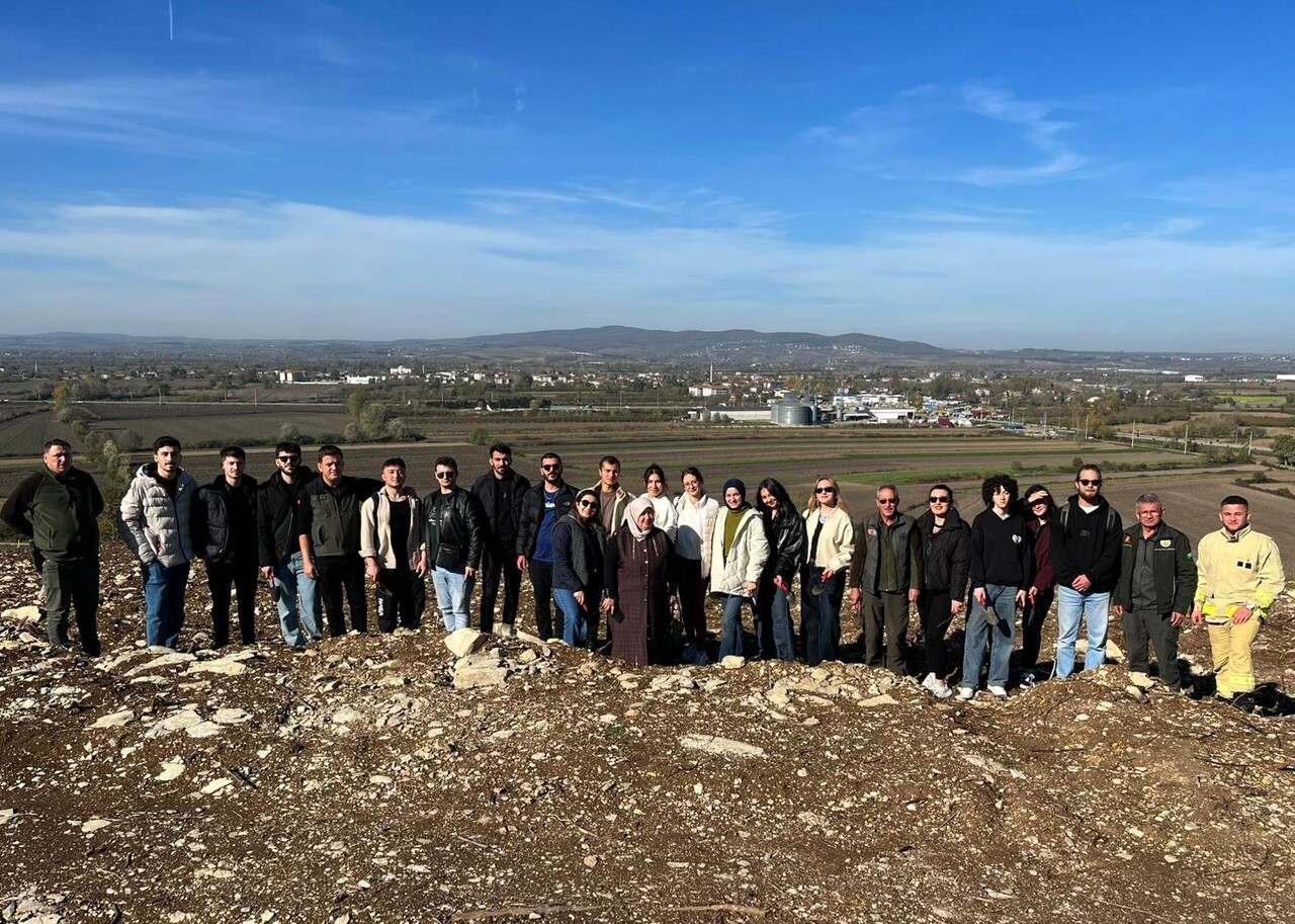 SUBÜ ÖĞRENCİLERİ, ‘YEŞİL VATAN SEFERBERLİĞİ’ ÇERÇEVESİNDE ZARAR GÖREN ORMANLIK ALANDA FİDAN DİKİMİ...