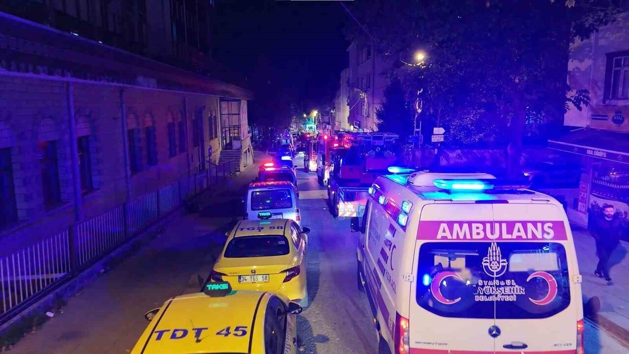 SULTANBEYLİ’DE AHŞAP BİNANIN 2. KATINDA ÇIKAN YANGIN, İTFAİYE EKİPLERİNİN HIZLI MÜDAHALESİYLE...