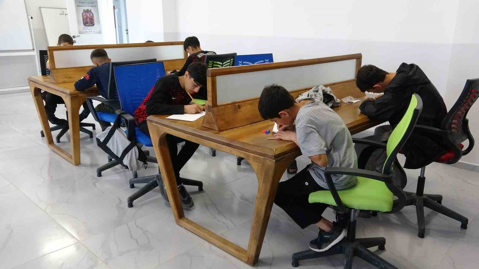 SÜPHAN GENÇLİK MERKEZİNDE ARA TATİLİNİ DEĞERLENDİREN VE ÇEŞİTLİ ETKİNLİKLERE KATILAN ÖĞRENCİLER...