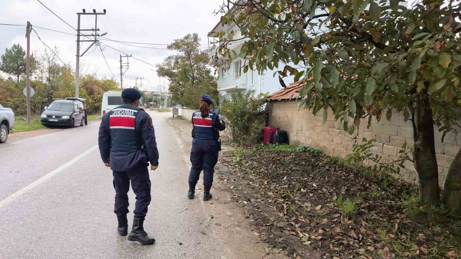 ŞÜPHELİ VALİZ EKİPLERİ TEYAKKUZA GEÇİRDİ