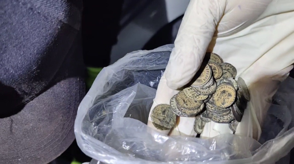 ŞÜPHELİLERİN KULLANDIĞI ARAÇTA YAPILAN ARAMADA FARKLI DÖNEMLERE AİT 4 BİN 897 SİKKE...