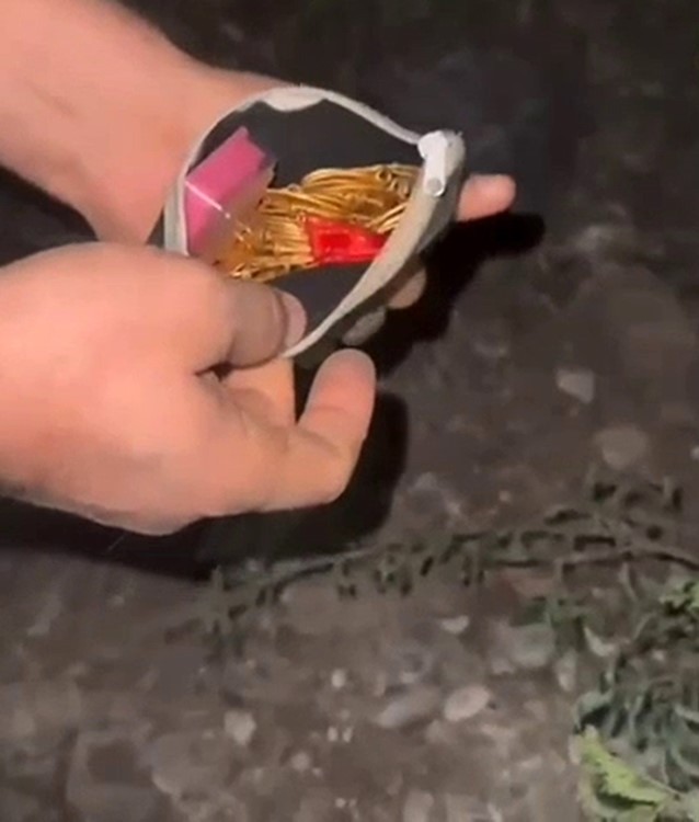 ŞÜPHELİLERİN NARENCİYE BAHÇESİNDE TOPRAĞA SAKLADIKLARI KESE BULUNDU