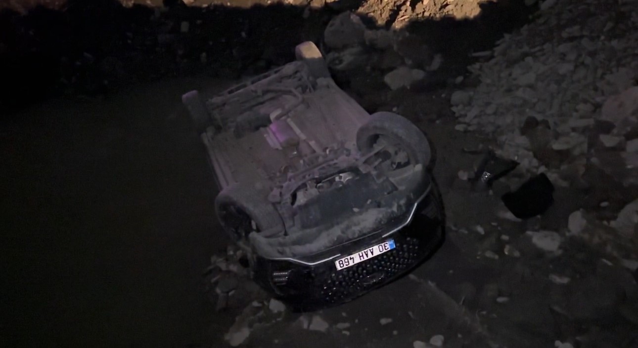 SÜRÜCÜSÜNÜN İSMİ ÖĞRENİLEMEYEN OTOMOBİL, BİLİNMEYEN BİR SEBEPTEN DOLAYI KONTROLDEN ÇIKARAK ERZİKİ...