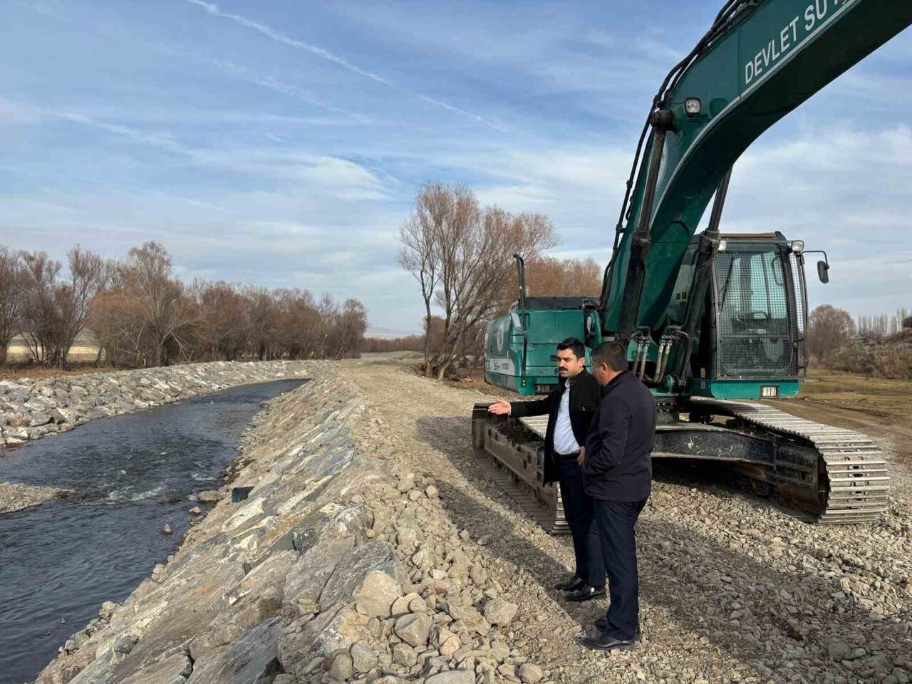 SUSUZ ÇAYI’NDA DERE ISLAHI VE TAŞKIN KORUMA ÇALIŞMALARI SÜRÜYOR(KARS-İHA)