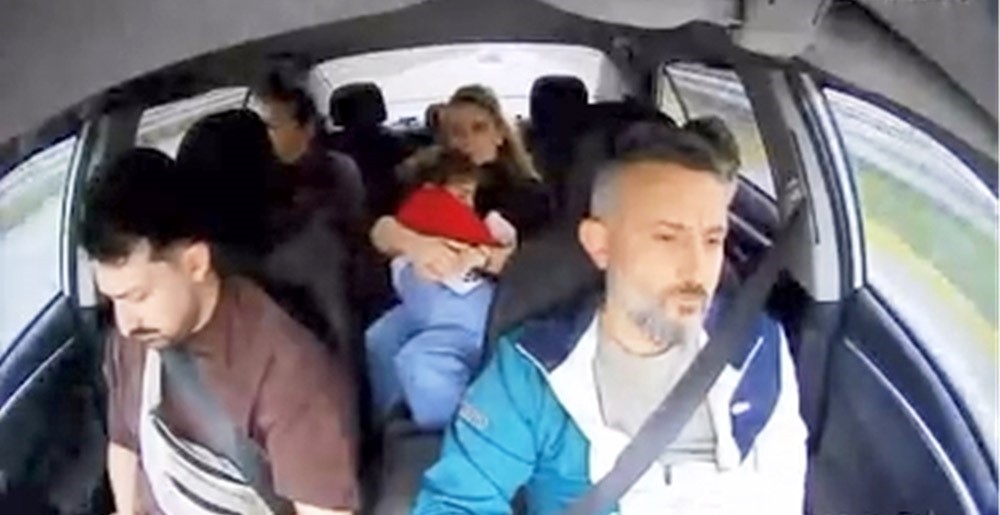 TAKSİ ŞOFÖRÜ 6 KİŞİNİN CANINI USTACA MANEVRAYLA KURTARDI, O ANLAR KAMERAYA YANSIDI