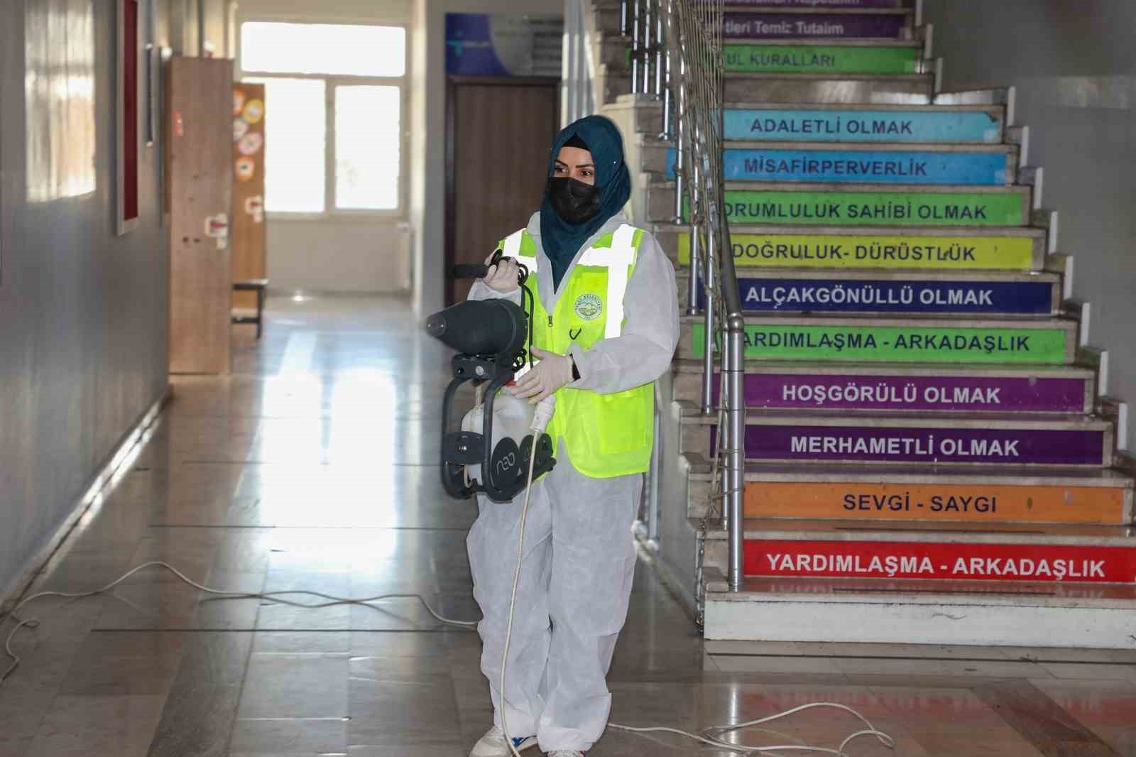 TALAS BELEDİYESİ; ARA TATİLDE İLÇE GENELİNDEKİ OKULLARA YÖNELİK DETAYLI HİJYEN VE DEZENFEKSİYON...