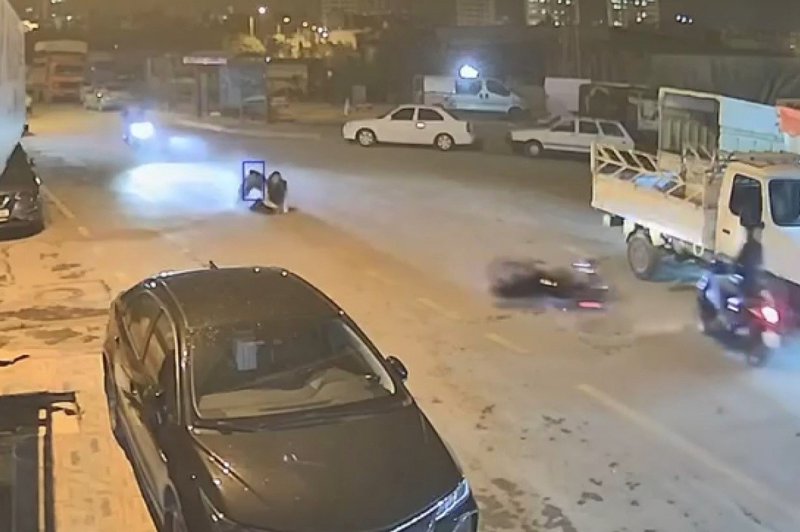 TARSUS'TA BİR MOTOSİKLETLİ ÖNÜN KALDIRINCA KAZA YAPTI, SÜRÜKLENEN MOTOSİKLET KARŞI YÖNDEN GELEN...