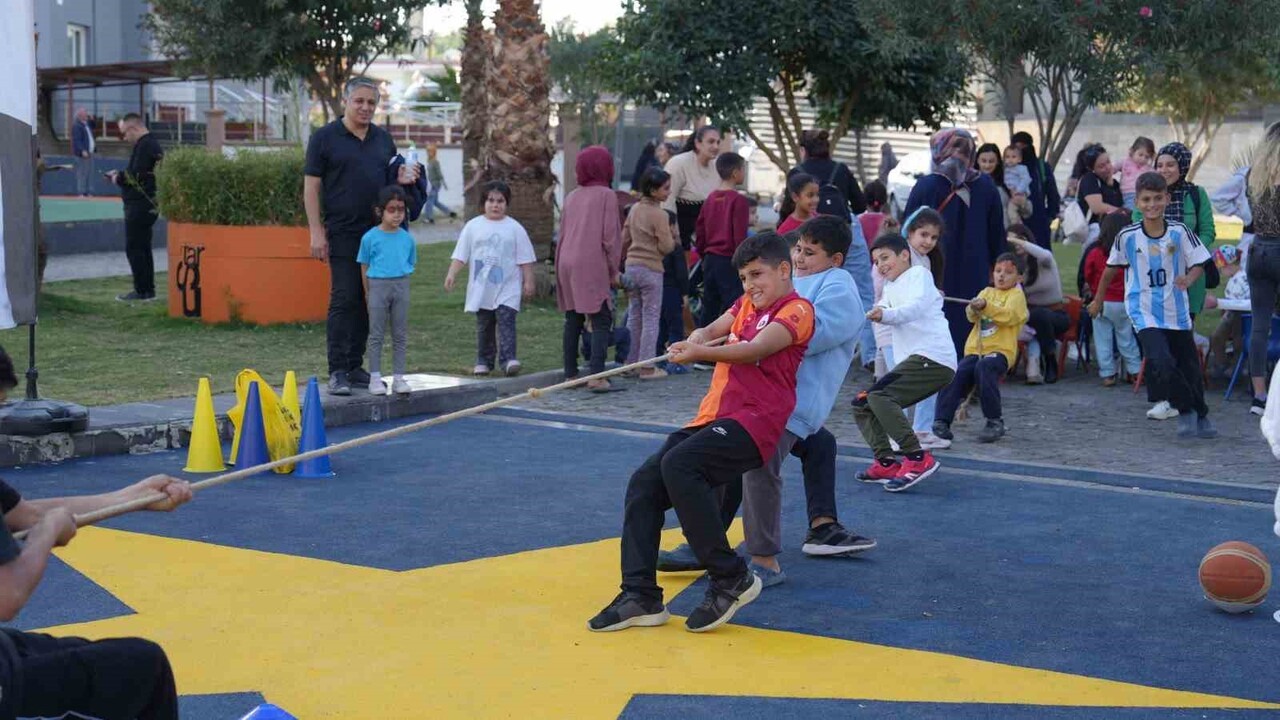 TARSUS BELEDİYESİ TARAFINDAN 'DÜNYA ÇOCUK HAKLARI GÜNÜ' KAPSAMINDA KENTİN ÜÇ FARKLI NOKTASINDA...