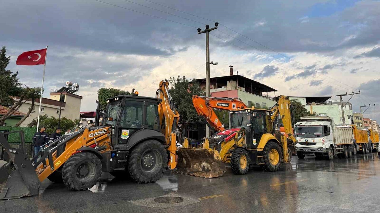 TARSUS’TA GECE ETKİLİ OLAN SAĞANAK YAĞIŞIN ARDINDAN TARSUS BELEDİYESİ EKİPLERİ, KENT GENELİNDE...