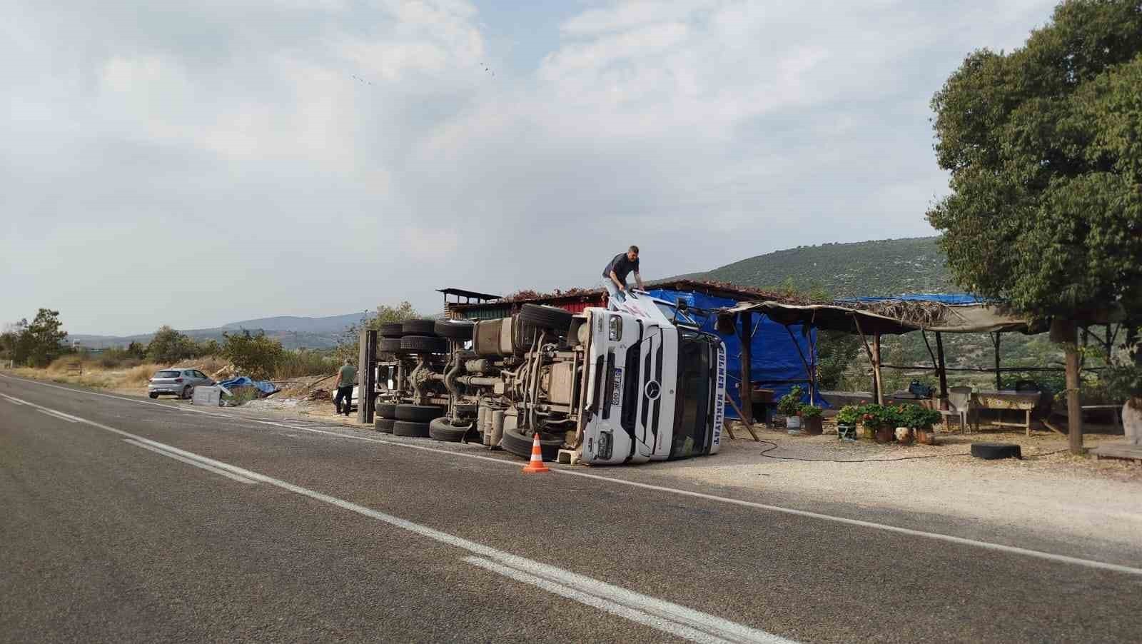 TARSUS’TA KARAYOLUNDA DEVRİLEN KAMYONDA SÜRÜCÜ ŞANS ESERİ YARA ALMADAN KURTULDU