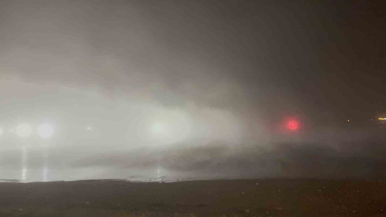 TATVAN’DA YOĞUN SİS AKŞAM SAATLERİNDE ETKİSİNİ GÖSTERDİ