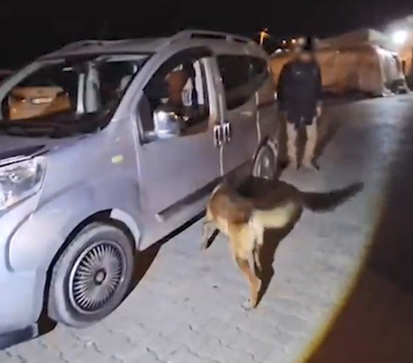 TATVAN İLÇESİNDEN DURDURULAN BİR ARAÇTA YAPILAN ARAMA METANFETAMİN VE EROİN MADDESİ BULUNDU.