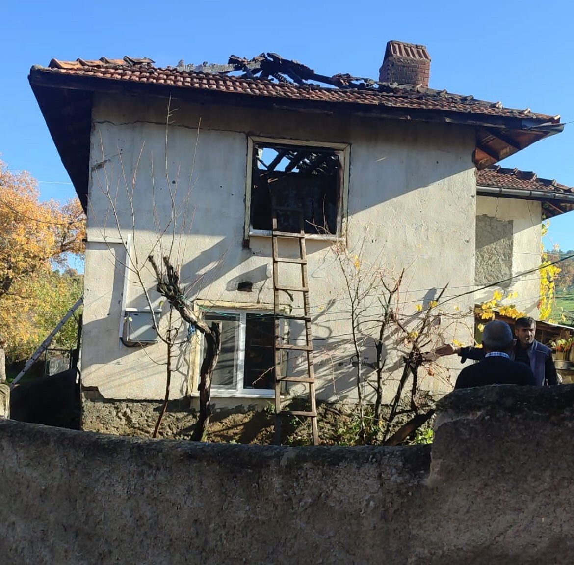 TAVŞANLI’DA 2 KATLI AHŞAP EV YANDI