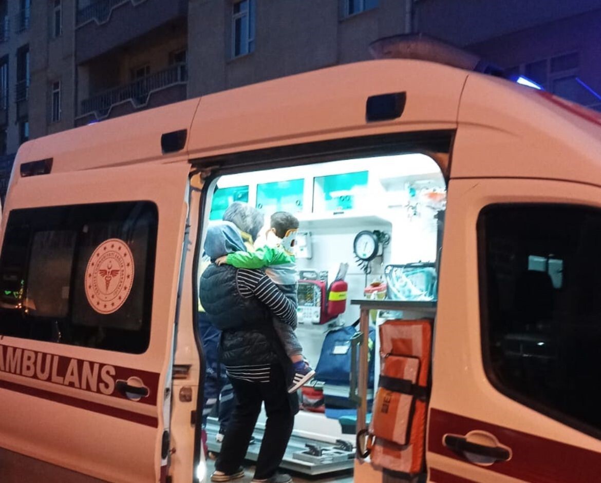 TAVŞANLI’DA MOTOSİKLET YAYAYA ÇARPTI: ANNE VE BEBEĞİ YARALANDI (FOTOĞRAFLI)