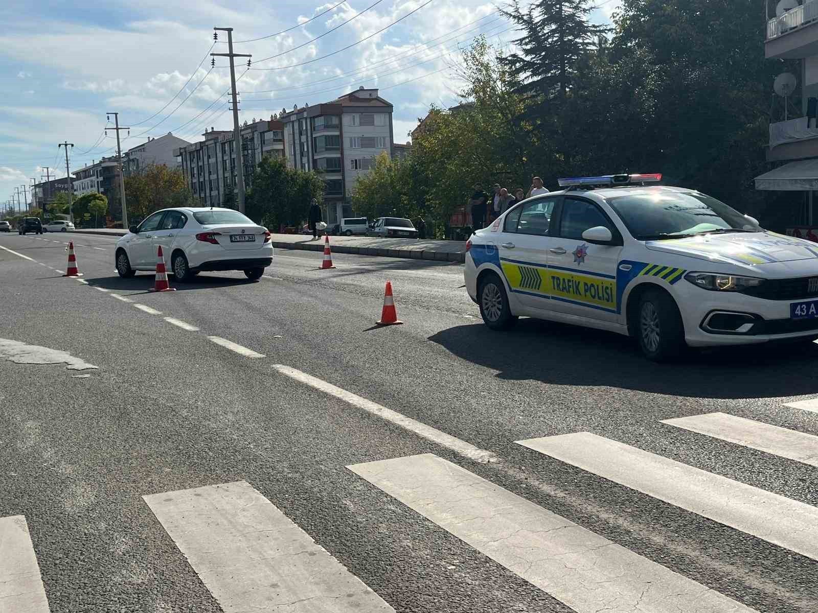 TAVŞANLI’DA OTOMOBİL İLE MOTOSİKLET ÇARPIŞTI: 2 YARALI