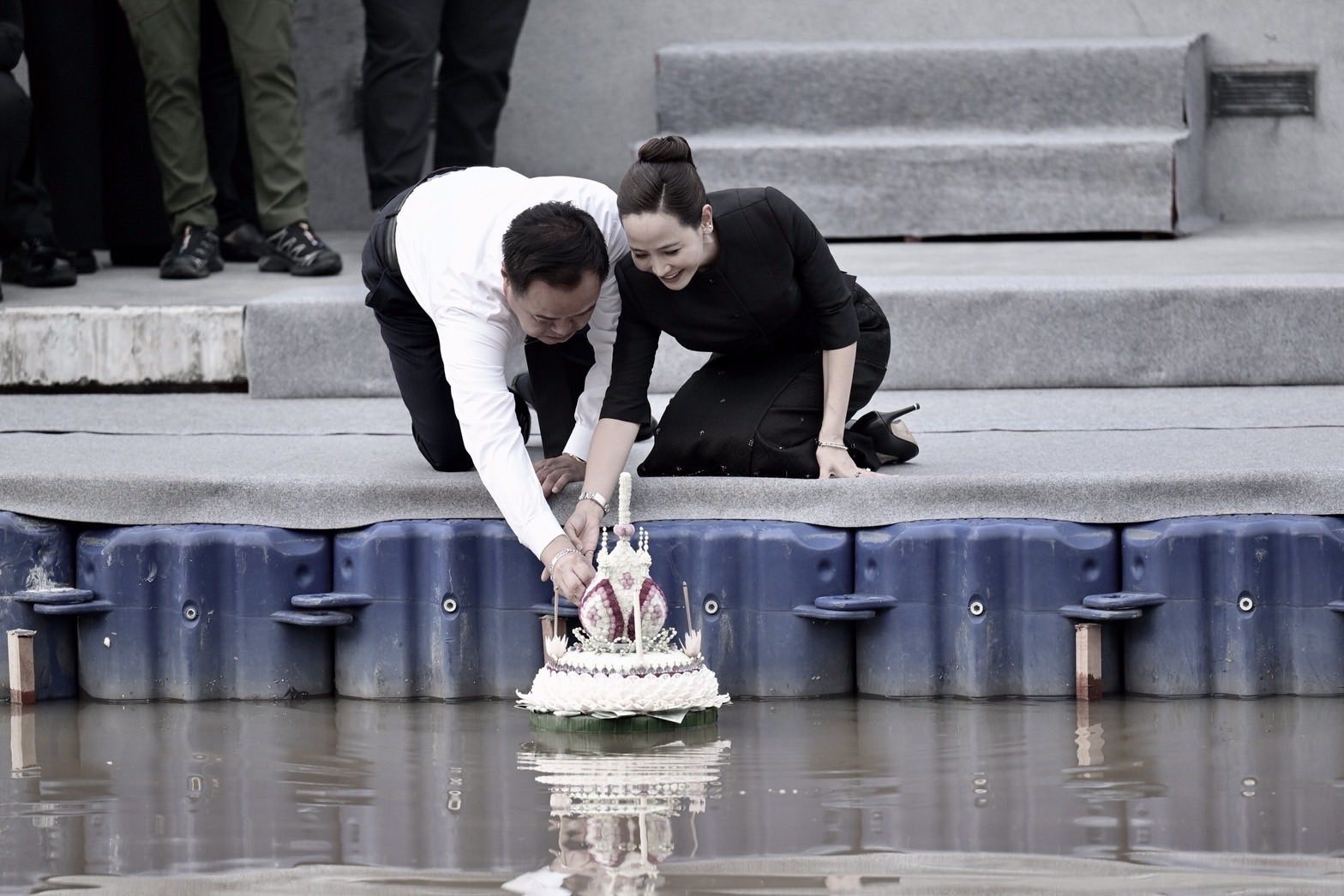 TAYLAND'DA YÜZEN FENER FESTİVALİ