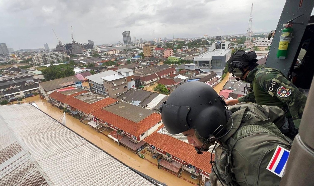 TAYLAND'IN GÜNEYİNDE HAFTALARDIR DEVAM EDEN ŞİDDETLİ YAĞIŞLARIN YOL AÇTIĞI SEL VE TOPRAK...