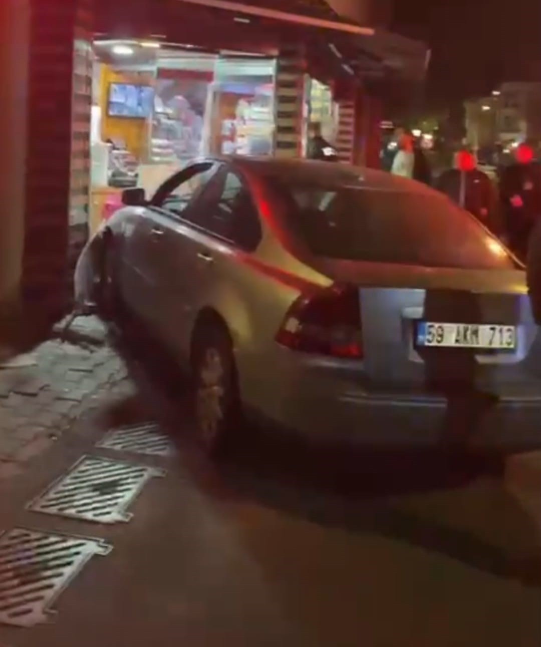 TEKİRDAĞ'DA OTOMOBİL DÜKKANA GİRDİ: FREN YERİNE GAZA BASTI