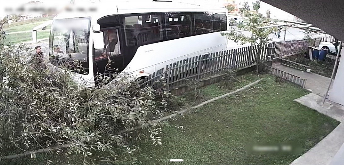 TEKİRDAĞ'DA SERVİS MİNİBÜSÜNÜN AĞACA ÇARPTIĞI FECİ KAZA KAMERADA