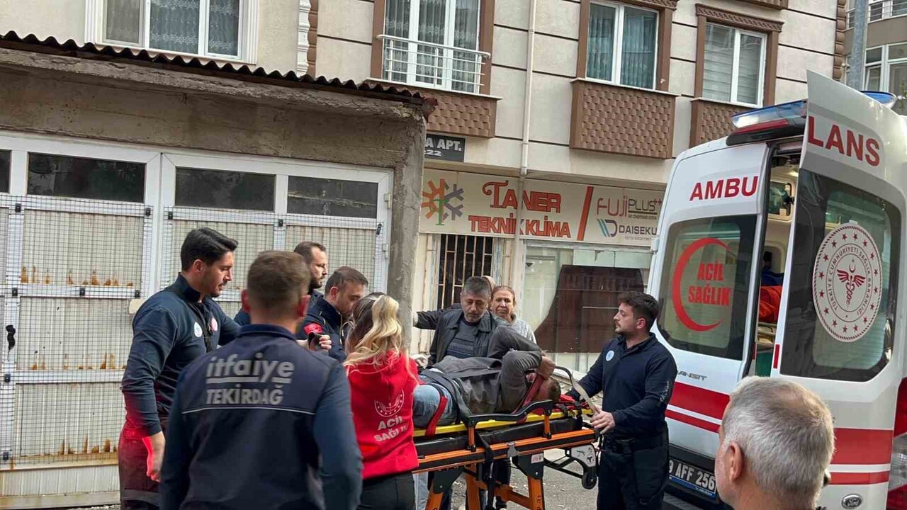 TEKİRDAĞ'IN ÇORLU İLÇESİNDE, ALKOLLÜ OLDUĞU ÖNE SÜRÜLEN VATANDAŞ DENGESİNİ KAYBEDEREK, YAKLAŞIK 2...