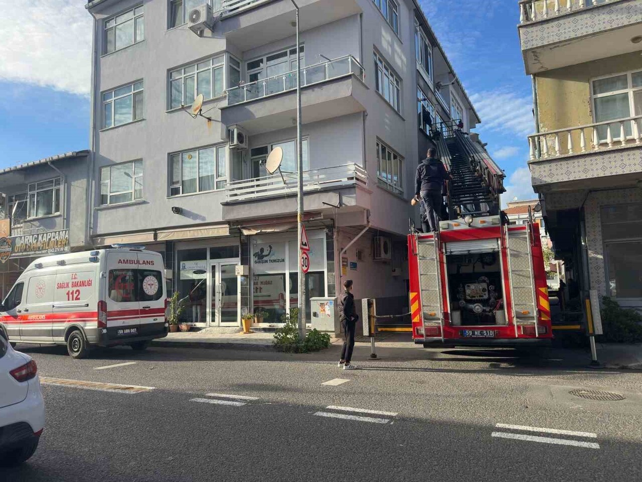 TEKİRDAĞ'IN MURATLI İLÇESİNDE BİR DAİREDE AÇIK UNUTULAN OCAK PANİĞE SEBEP OLURKEN, İTFAİYE...