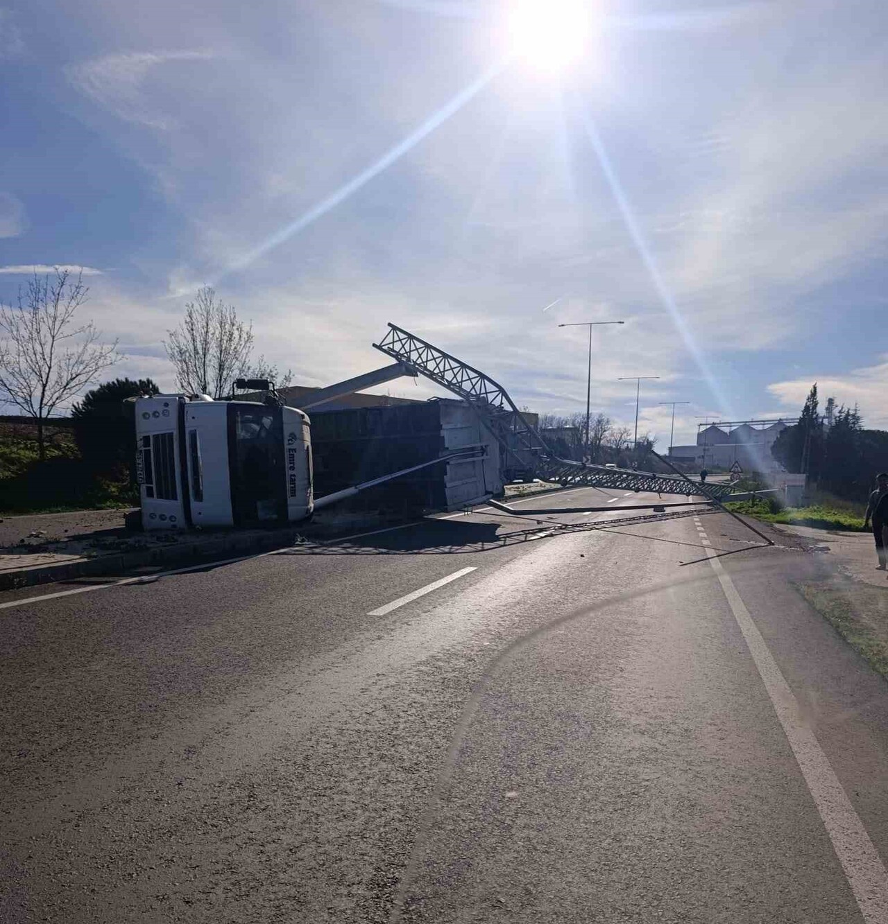 TEKİRDAĞ'IN MURATLI İLÇESİNDE KARAYOLUNDA SEYİR HALİNDEKİ KAMYONUN AÇILAN DAMPERİ, KAMERA VE...