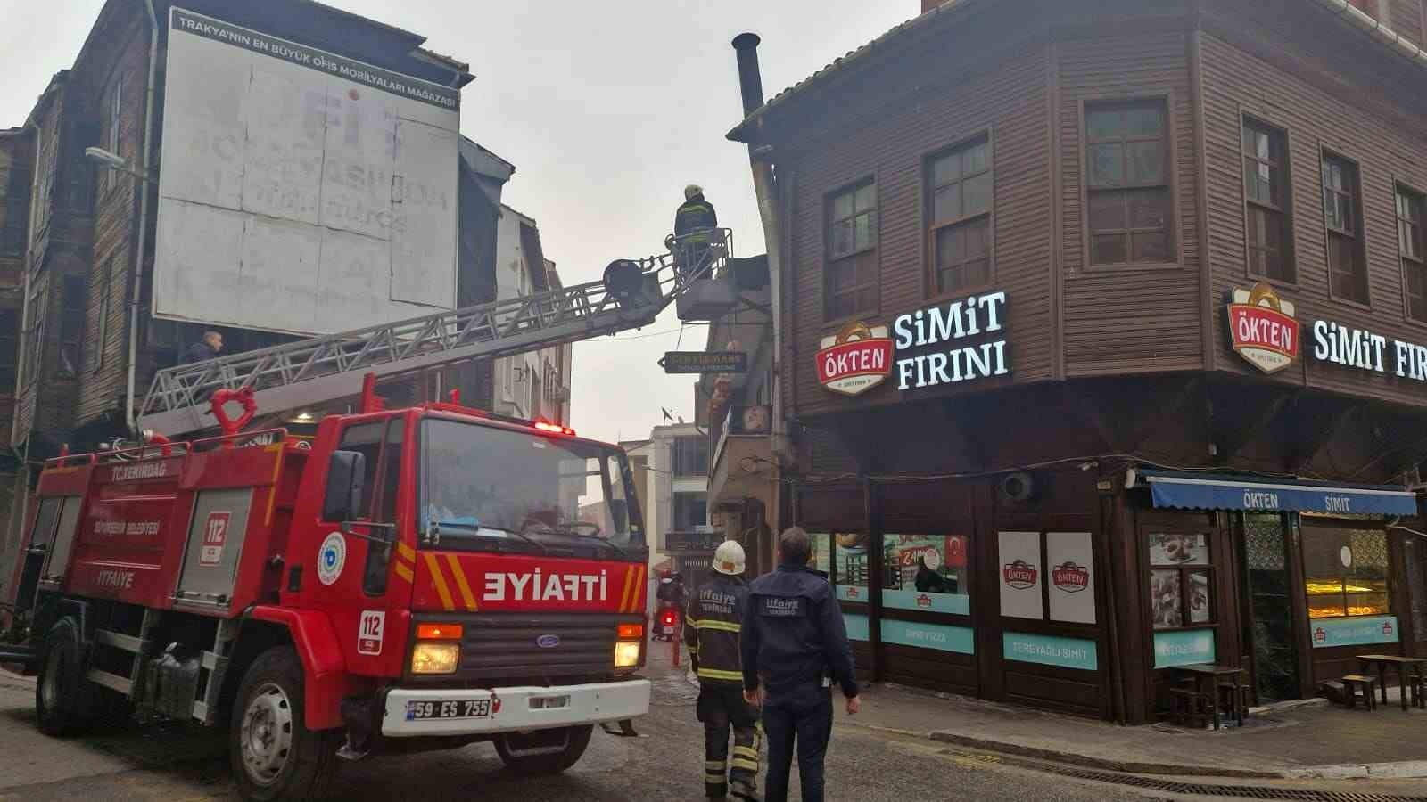 TEKİRDAĞ’DA BİR İŞLETMENİN BACASINDAN ÇIKAN YOĞUN DUMAN NEDENİYLE İTFAİYE EKİPLERİNE HABER...