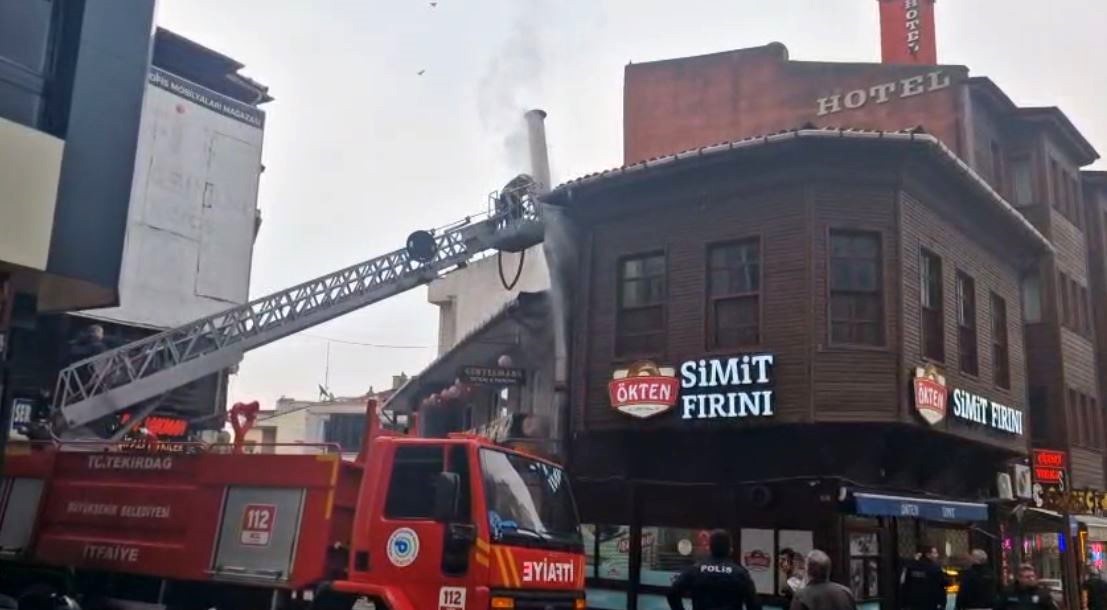 TEKİRDAĞ’DA BİR İŞLETMENİN BACASINDAN ÇIKAN YOĞUN DUMAN NEDENİYLE İTFAİYE EKİPLERİNE HABER...