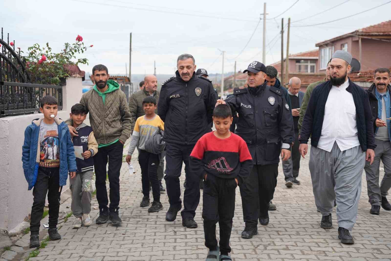 TEKİRDAĞ EMNİYETİ EKİPLERİ, SARAY İLÇESİ AYASPAŞA MAHALLESİ'NDE VATANDAŞLARLA BİR ARAYA GELEREK...