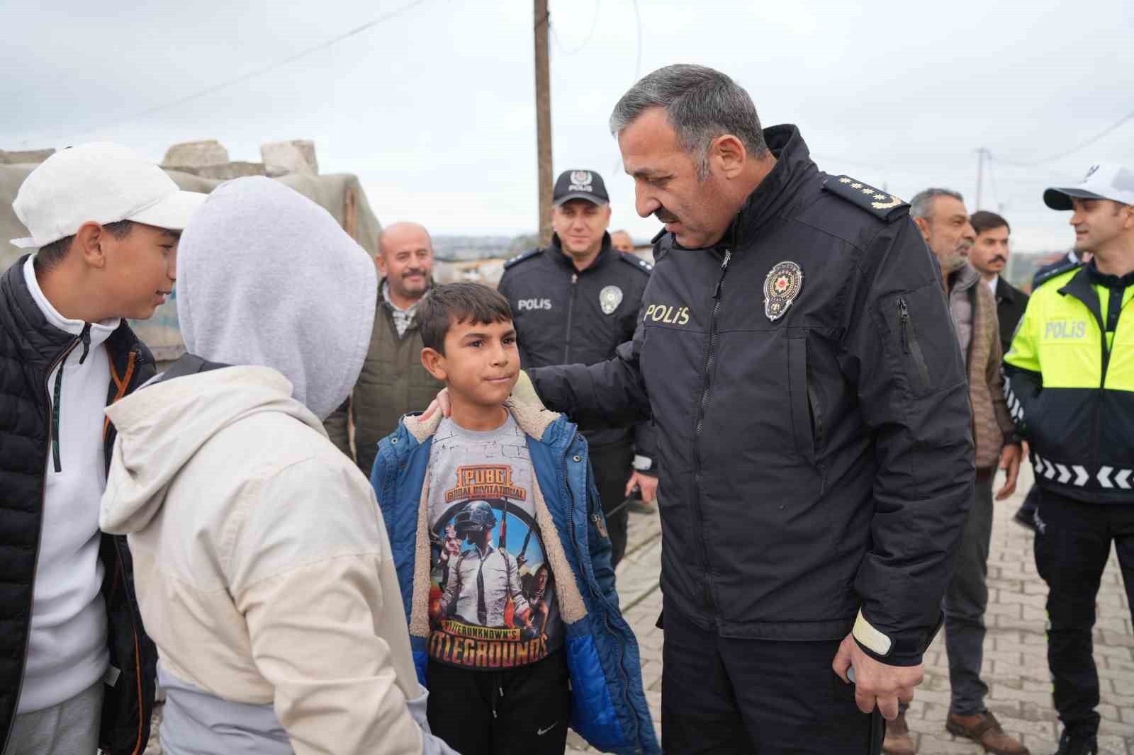 TEKİRDAĞ EMNİYETİ EKİPLERİ, SARAY İLÇESİ AYASPAŞA MAHALLESİ'NDE VATANDAŞLARLA BİR ARAYA GELEREK...