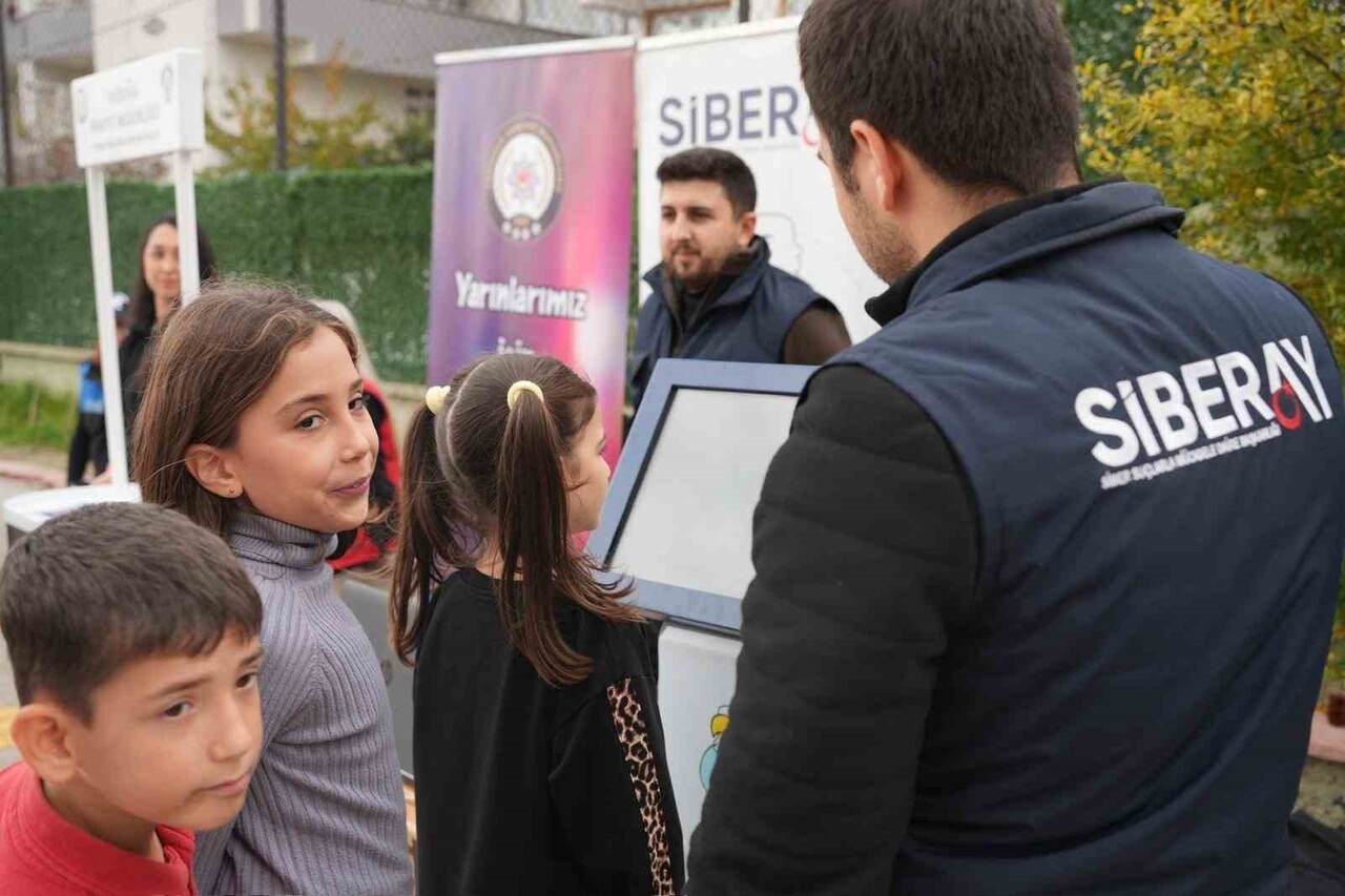 TEKİRDAĞ İL EMNİYET MÜDÜRLÜĞÜ EKİPLERİ, ÇORLU’DA DÜZENLENEN BİLGİLENDİRME PROGRAMINDA ÖĞRENCİ...