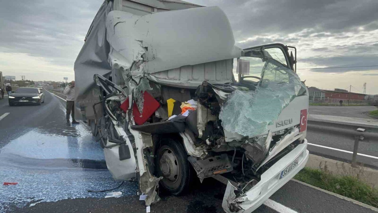 TEKİRDAĞ’IN ERGENE İLÇESİNDE TIRA ARKADAN ÇARPAN MÜREKKEP YÜKLÜ HURDAYA DÖNEN KAMYONETİN SÜRÜCÜSÜ...