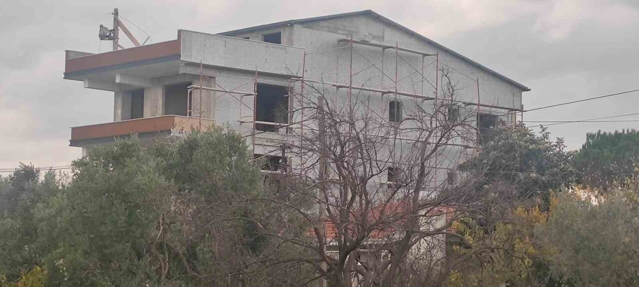 TEKİRDAĞ ŞARKÖY’DE BİR İNŞAATIN DIŞ CEPHESİNDE ÇALIŞAN İŞÇİ, ÜÇÜNCÜ KATTAKİ İSKELENİN KALASININ...