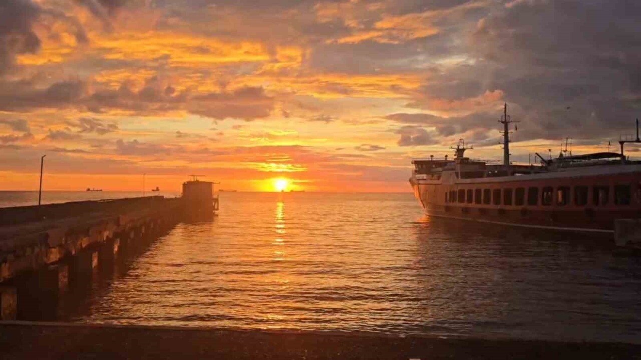 TEKİRDAĞ SÜLEYMANPAŞA'DA SABAHIN ERKEN SAATLERİNDE MARMARA DENİZİ KIYILARINDA ORTAYA ÇIKAN...