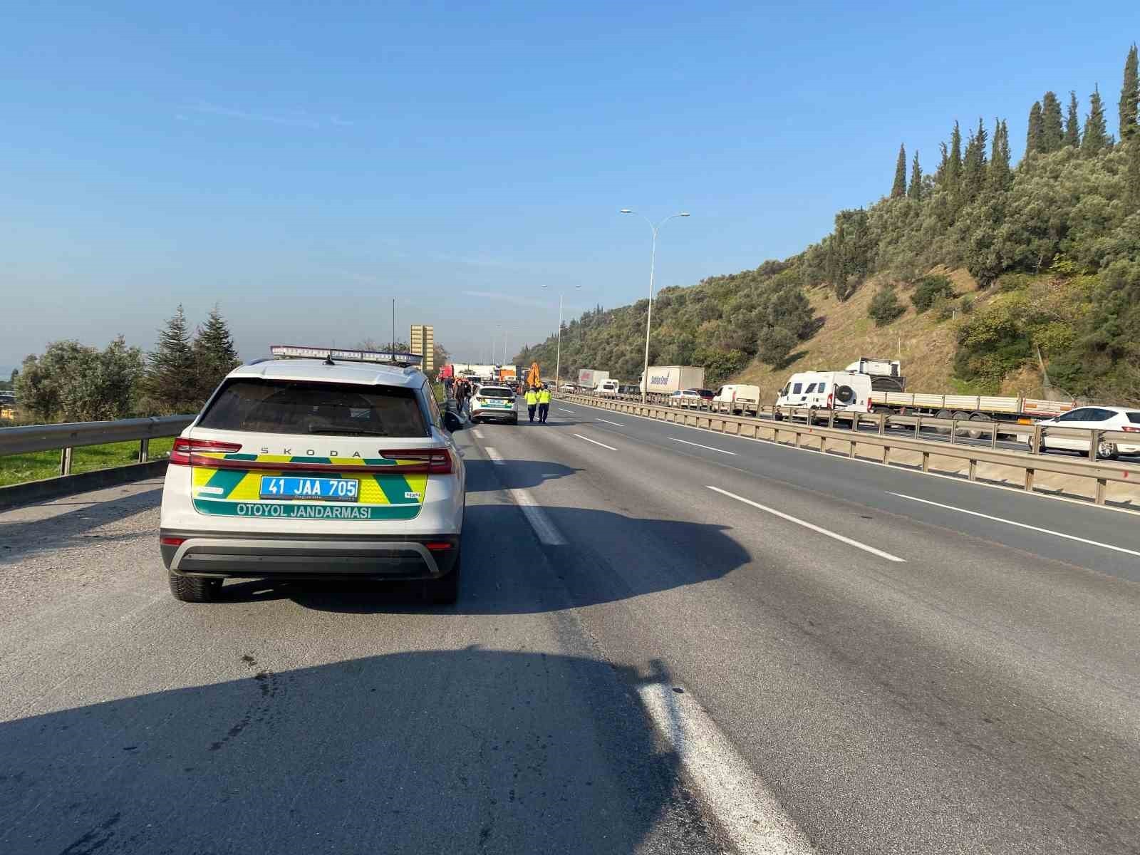 TEM OTOYOLU'NUN KOCAELİ GEÇİŞİNDE SEYİR HALİNDEKİ TIR, ORTA BARİYERLERİ AŞARAK KARŞI ŞERİDE GEÇTİ....